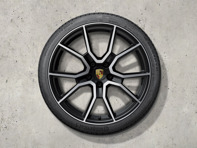 Ensemble jantes et pneus d'hiver RS Spyder de 21 pouces, peints en noir (finition satinée). Porsche Taycan (MK2) 2024>> - 9J1073603MM - 9J1073603MM Ensemble jantes et pneus d'hiver RS Spyder de 21 pouces, peints en noir (finition satinée). Porsche Taycan (MK2) 2024>> - 9J1073603MM - 9J1073603MM