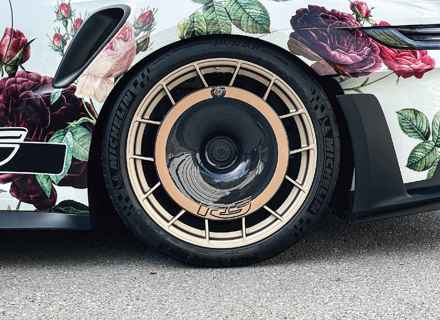 Cerchio posteriore EVO Aero disc in fibra di carbonio. Porsche 992.1 GT3 RS con cerchi in alluminio