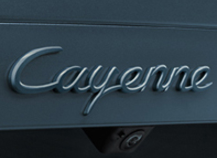 Stemma sul cofano posteriore 'Cayenne', con primer. Porsche 9YA Cayenne / S Coupé - 9Y004487021G2X, 9Y004487021