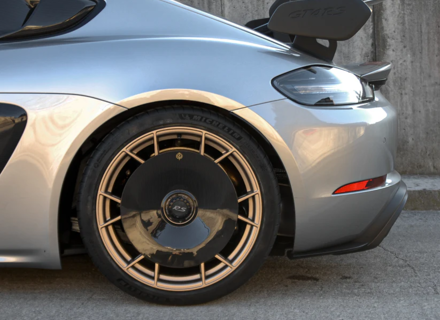 Cerchio posteriore Aero Disc in fibra di carbonio per cerchi in lega. Porsche 718 GT4 RS