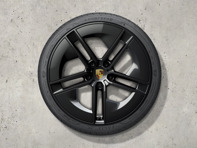 Ensemble de jantes et pneus d'été Taycan de 21 pouces au design exclusif, peints en noir (finition brillante) avec Aeroblades peints en blanc (finition brillante). Porsche Taycan (MK2) 2024>> - 9J1073663TB - 9J1073663TB Ensemble de jantes et pneus d'été Taycan de 21 pouces au design exclusif, peints en noir (finition brillante) avec Aeroblades peints en blanc (finition brillante). Porsche Taycan (MK2) 2024>> - 9J1073663TB - 9J1073663TB