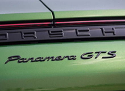 'PANAMERA GTS'-embleem achter, in zwart. Porsche 971 Panamera 2017 >> - 971044880A041, 971044880A