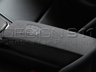 Couvercle du coffre de rangement de la console centrale ALCANTARA NOIR avec ÉCUSSON PORSCHE. Porsche 991 / 981 Boxster / 981 Cayman - 991553982372W0 Couvercle du coffre de rangement de la console centrale ALCANTARA NOIR avec ÉCUSSON PORSCHE. Porsche 991 / 981 Boxster / 981 Cayman - 991553982372W0