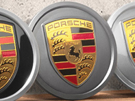 Wheel caps in Platinum (satin-gloss) with coloured Porsche Crest for Porsche Taycan / Panamera - 9J1073000C Wheel caps in Platinum (satin-gloss) with coloured Porsche Crest for Porsche Taycan / Panamera - 9J1073000C