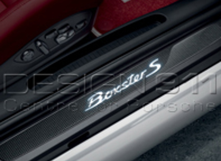 Listelli sottoporta in carbonio con logo, illuminati. Porsche 981 Boxster / 718 (982) Boxster - 98104480030, 98104480031 Listelli sottoporta in carbonio con logo, illuminati. Porsche 981 Boxster / 718 (982) Boxster - 98104480030, 98104480031