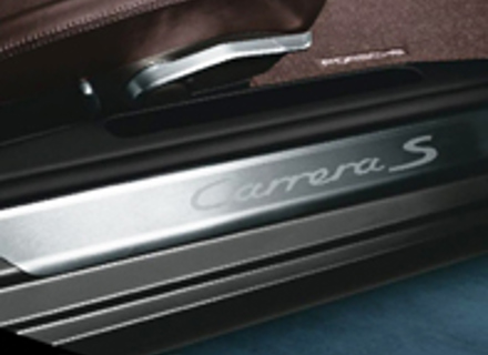 Seitenschwellerleisten in Edelstahl mit Logo. Porsche 997 MKI / 997 MKII - 99755198107, 99755198109, 99755198108, 99755198110, 99755198111, 99755198114, 99755198112, 99755198113