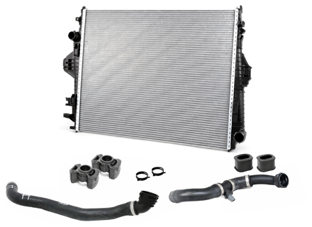 Radiatore acqua con tubi flessibili, centro. Porsche 958 Cayenne 4.8L 2011-18 - 95810613200, 95810640200, 95810640100