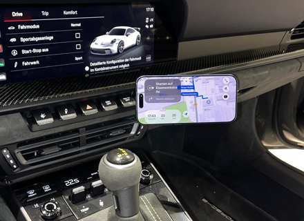 智能手机支架和充电器。保时捷 992