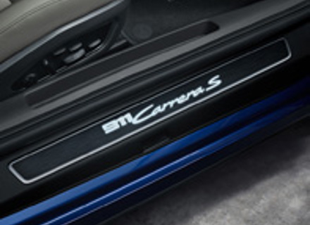 Türeinstiegsblenden in Aluminium gebürstet dunkelsilber, beleuchtet. Porsche 992.1 - 99204482060