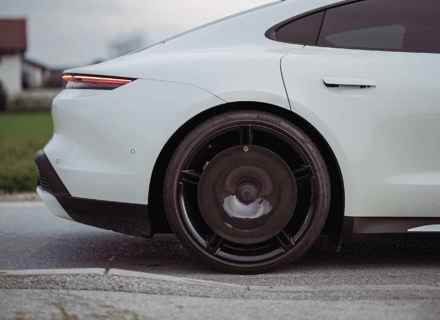 Cerchio posteriore a disco EVO Aero, in fibra di carbonio per cerchi in lega. Porsche 9J1 Taycan