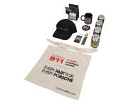 Geschenkkorb mit hauseigenem Zubehör. Für Porsche-Enthusiasten. - SPLEMON, DESIGNCAP05, DESIGN911STICKER, DESIGN911MUG, DESIGN911KEYRINGG, DESIGN911COFFEE, DESIGN911BAG, DESIGN911AF