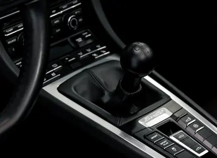 Pomello cambio classico in alluminio nero 7 velocità. Porsche 991/992 - 991424075108YR, 991424075208YR, 9914240752522W0, 991424075262W0, 991424075322W0, 991424980138YR, 991424980137A0, 991424980138C0, 991424980139H6, 99142498013N11, 99142498013PL1, 991424980238YR, 99142498023DSY, 99142498023DVG, 991424980236U7, 991424980237A0, 991424980238C0, 991424980239H6, 99142498023PL1, 99142498023N11, 991424075318YR, 991424980358YR, 99142498035OG6, 99142498035PL1, 99142498035OH7, 99142498035OK6, 991424980358C0, 991424980359H6, 992711141C8YR, 992711141DOX7, 992711141EOX7, 9927111418YR, 992711141FOX7