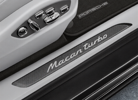 带徽标的碳纤维侧裙饰条。保时捷 Macan - 95B04480090, 95B04480091, 95B04480092