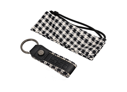Classic leather keyring with checked fabric SSI. - SSI001