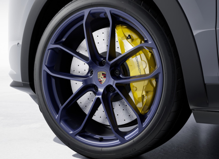 Front 22-inch GT Design Alloy wheel, in Ocean Blue Pearl effect. Porsche 9YA / 9YB Cayenne - 9Y3601025BAIG4, 9Y3601025APIG4