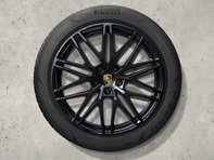 Cayenne RS Spyder Design da 21" con cerchi in lega leggera neri (lucidi) e pneumatici estivi Porsche originali - 9Y0044643F Cayenne RS Spyder Design da 21" con cerchi in lega leggera neri (lucidi) e pneumatici estivi Porsche originali - 9Y0044643F