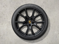 Ensemble de jantes et pneus d'hiver RS Spyder Design de 21 pouces, peints en noir (finition satinée). Porsche Taycan (MK2) 2024>> - 9J1073603NN - 9J1073603NN Ensemble de jantes et pneus d'hiver RS Spyder Design de 21 pouces, peints en noir (finition satinée). Porsche Taycan (MK2) 2024>> - 9J1073603NN - 9J1073603NN
