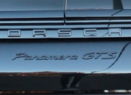 „PANAMERA GTS“ Heck-Emblem, grundiert. Porsche 971 Panamera 2017>> - 971044880A, 971044880AG2X