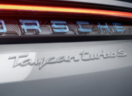 Achterembleem TAYCAN TURBO S, gegrond. Porsche Taycan Turbo/Turbo S - 9J104480008G2X, 9J104480008