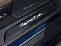 Embellecedores de los umbrales laterales de aluminio cepillado en negro con logotipo, iluminado. Porsche Taycan 2020>> - 9J1073801A, 9J1073801B, 9J1073801C Embellecedores de los umbrales laterales de aluminio cepillado en negro con logotipo, iluminado. Porsche Taycan 2020>> - 9J1073801A, 9J1073801B, 9J1073801C
