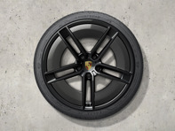 Ensemble de jantes et pneus d'été Taycan de 21 pouces au design exclusif, peints en noir (finition brillante) avec Aeroblades Carbon. Porsche Taycan (MK2) 2024>> - 9J1073663TA - 9J1073663TA Ensemble de jantes et pneus d'été Taycan de 21 pouces au design exclusif, peints en noir (finition brillante) avec Aeroblades Carbon. Porsche Taycan (MK2) 2024>> - 9J1073663TA - 9J1073663TA