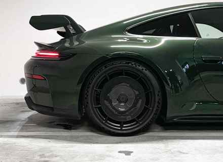 Roue arrière à disque EVO Aero en fibre de carbone. Porsche 992.2 GT3 avec jantes en aluminium.