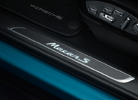 Side sills trims in brushed dark-silver aluminium, Illuminated. Porsche Macan II - 95B044810, 95B044811, 95B044812, 95B044813