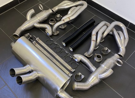 Scarico sportivo uscita centrale tubi GT con collettori CON riscaldamento. Porche 964 - 96411104205, 96411321316, 96411321315, 96411104504, 96411104502, 96411104605, 96421104004, 96421103905, 96421103932