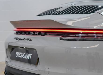 Spoiler posteriore ducktail in fibra di carbonio. Porsche 992 targa / Cabriolet - 992827952G2X, 992827847BG2X, 992827952DG2X - 992.24.05.VGC, 992.24.05.BC, 992.24.05.PR