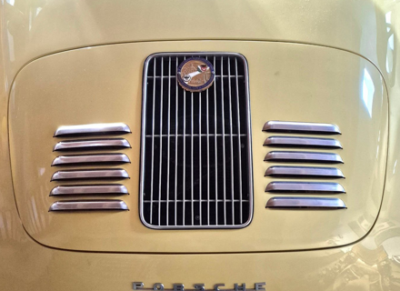 Rivestimento del cofano motore in alluminio con feritoie in stile GT. Porsche 356 Cabrio - 64451200126