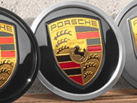 Wheel caps in Black (high-gloss) with coloured Porsche Crest for Porsche Taycan / Panamera - 9J1073002 Wheel caps in Black (high-gloss) with coloured Porsche Crest for Porsche Taycan / Panamera - 9J1073002
