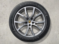 Cerchi in lega da 21" Cayenne Exclusive Design e pneumatici invernali originali Porsche Cerchi in lega da 21" Cayenne Exclusive Design e pneumatici invernali originali Porsche